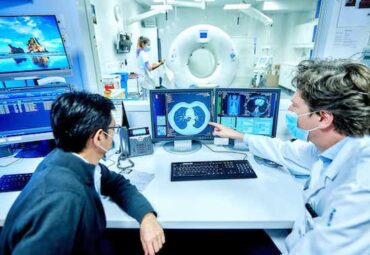 In 2021, the University of Bern and the Inselspital founded the “Center for Artificial Intelligence in Medicine” (CAIM), which combines cutting-edge research, engineering, digitalization and artificial intelligence to develop new medical technologies.