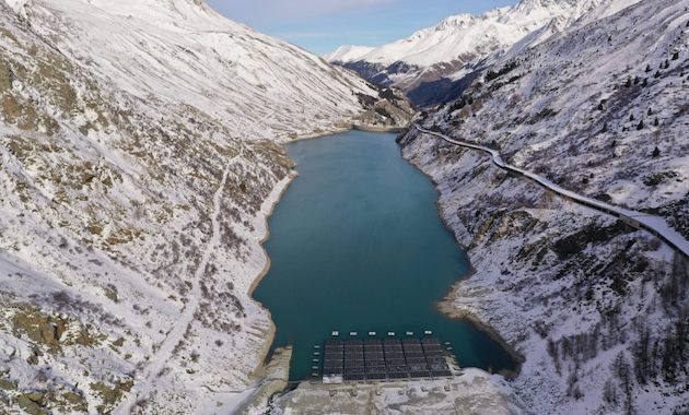 À 1’810 mètres d’altitude, la centrale solaire pionnière du Lac des Toules, constituée de 2’240 mètres carrés de panneaux solaires, produira plus de 800’000 kWh par an.