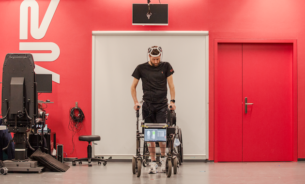 Avec une interface cerveau-moelle épinière sans fil, un patient paralysé a recouvré la capacité de marcher, de monter des escaliers, et même de se tenir debout grâce à la force de sa pensée. | © EPFL - Jimmy Ravier